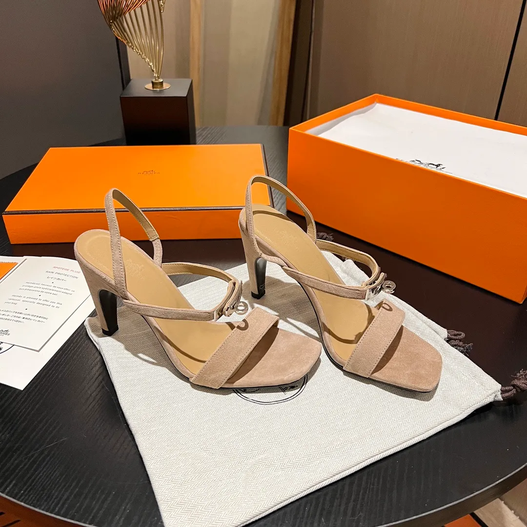 👟👟Ex-factory price 600👟👟 💋💋Continue the classics Hermes Classic H high-heeled sandals series————————Fashionable classic and versatile super comfortable It took half a year to disassemble the original version and develop it with craftsmanship and perfection in every detail Simple and smooth design to create a fashionable, classic and soft look 🥰🥰 Material: Original custom-made sheep suede, sheepskin lining for feet, Italian genuine leather outsole ▪️Heel height: 9cm ▪️SIZE: 34-42 (34.41 42 customized, non-returnable and non-exchangeable)